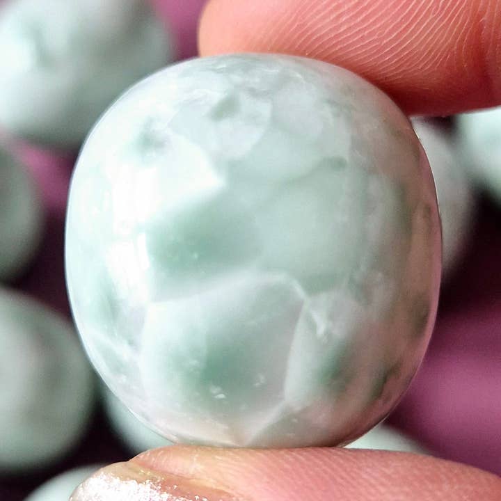 Edelsteen Larimar Trommelsteen 3-4cm – Rust • Vrouwelijke Energie • Innerlijke Vrijheid voor wholesale door Moonlight Gemstones