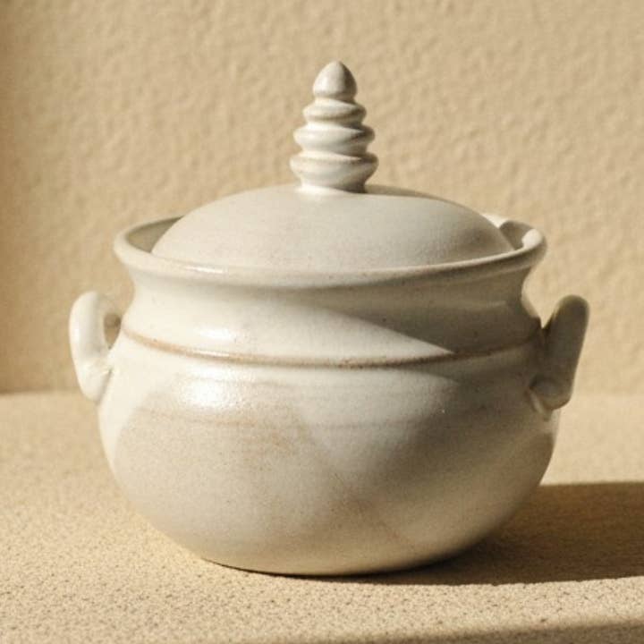 Pot à riz en céramique fait main avec couvercle en rouleau - Aman Blanc pour la vente par Sok Living