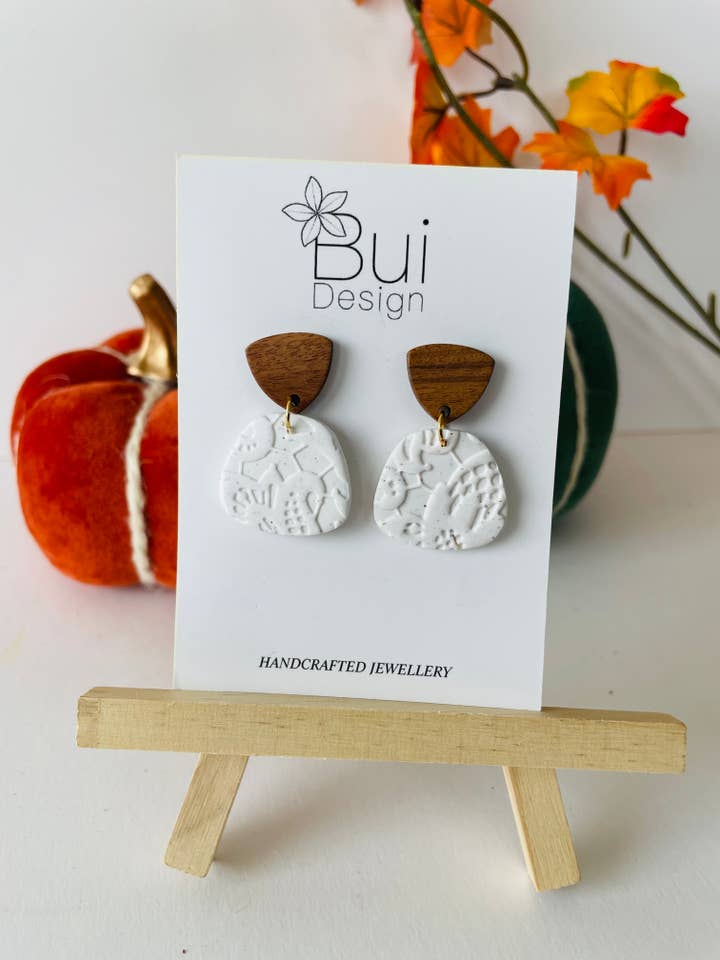 Boucles d'oreilles pendantes en pâte polymère à motifs blancs pour la vente par BuidesignCo