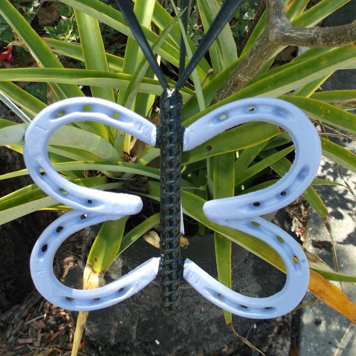 Papillon en forme de fer à cheval violet, art de jardin, piquet de jardin pour la vente par Creations Welded