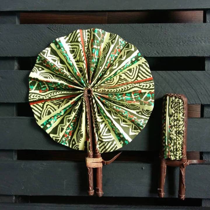 Ventilateur à main OLIVE & CREAM TRIBAL pour la vente par The Afrophile