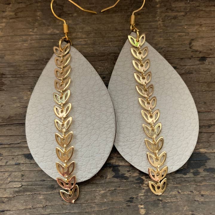 Orecchini in pelle a forma di foglia color crema per la vendita all'ingrosso da parte di Jill's Jewels