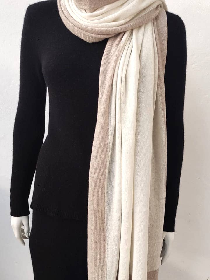 KNITTED SCARF LARGE FRAME ONE SIZE FITS ALL for wholesale by BenveCashmere