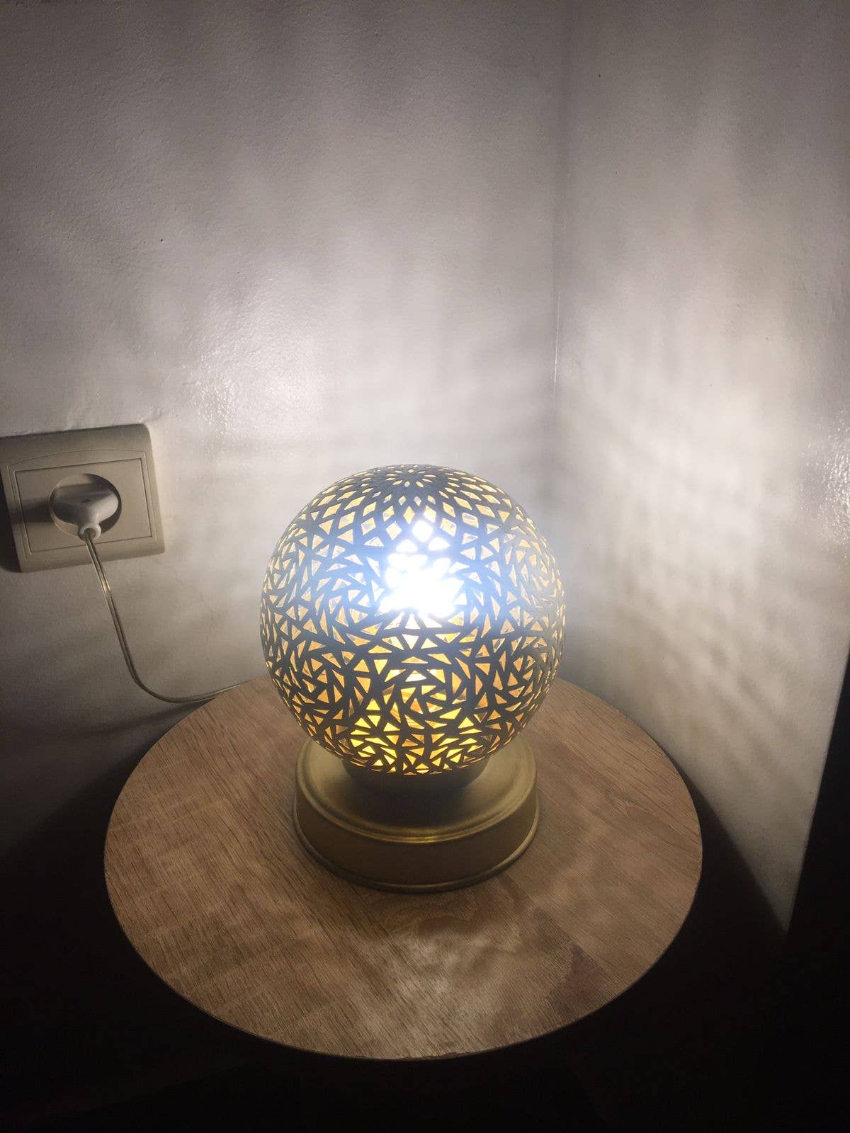 marrakeshop – Engroshandel Skrivebordslampe – Marokkansk håndlavet rund bordlampe i graveret messing13