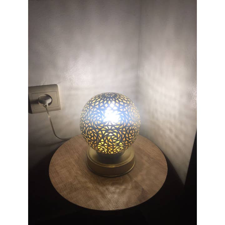 marrakeshop – Engroshandel Skrivebordslampe – Marokkansk håndlavet rund bordlampe i graveret messing13