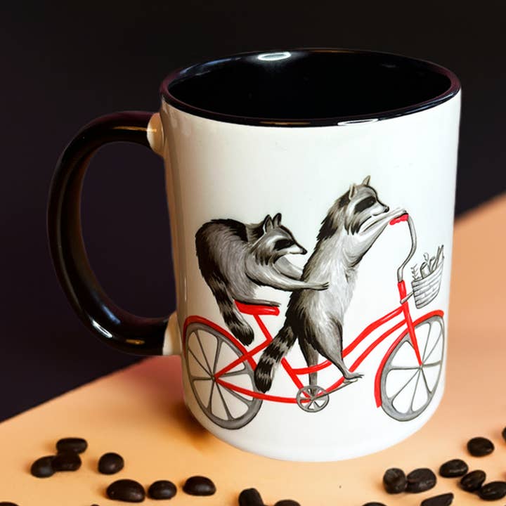 Mug à vélo avec des ratons laveurs pour la vente par Sardines Studio