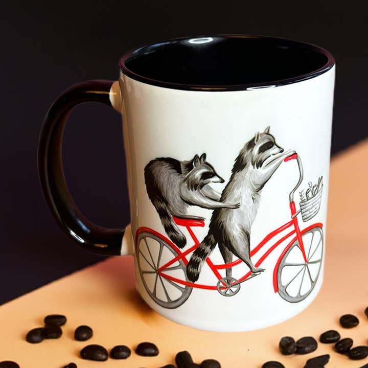 Mug à vélo avec des ratons laveurs pour la vente par Sardines Studio