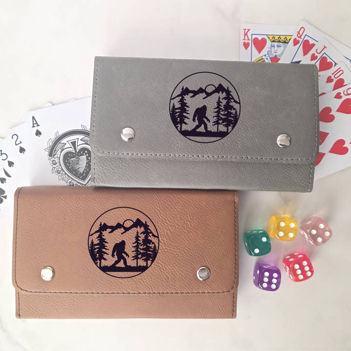 Coffret Cadeau de Cartes à Jouer - Bigfoot dans la Forêt pour la vente par Beckman Design