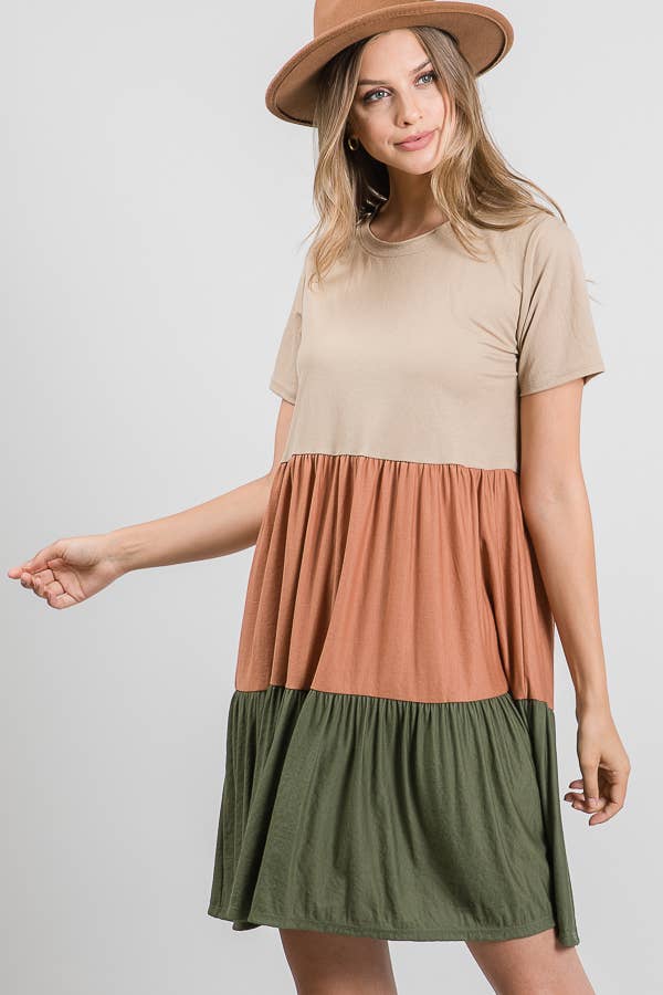 OLIV S/S NIVÅERAD GABI COLORBLOCK KLÄNNING för wholesale på Faire3