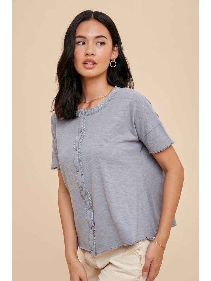 In Loom – wholesale Tröja med knappar – Dam – PLAGGTVÄTTAD KNAPPFRAM LACE TRIM TOPP1