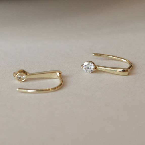 Orecchini a Cerchio Huggie Geometric Delicati in argento Sterling 925 per la vendita all'ingrosso da parte di Perimade & Co. LLC