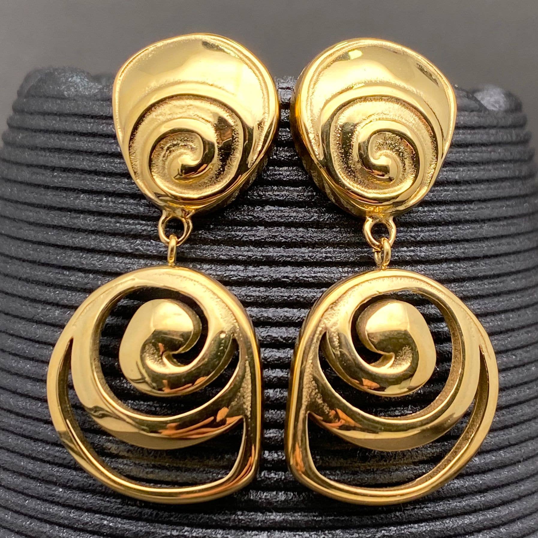 Mio Queena - Vente Boucles d'oreilles pendantes - Boucles d'oreilles à tige en acier inoxydable plaqué or 18K Vortex Creux - FGS0