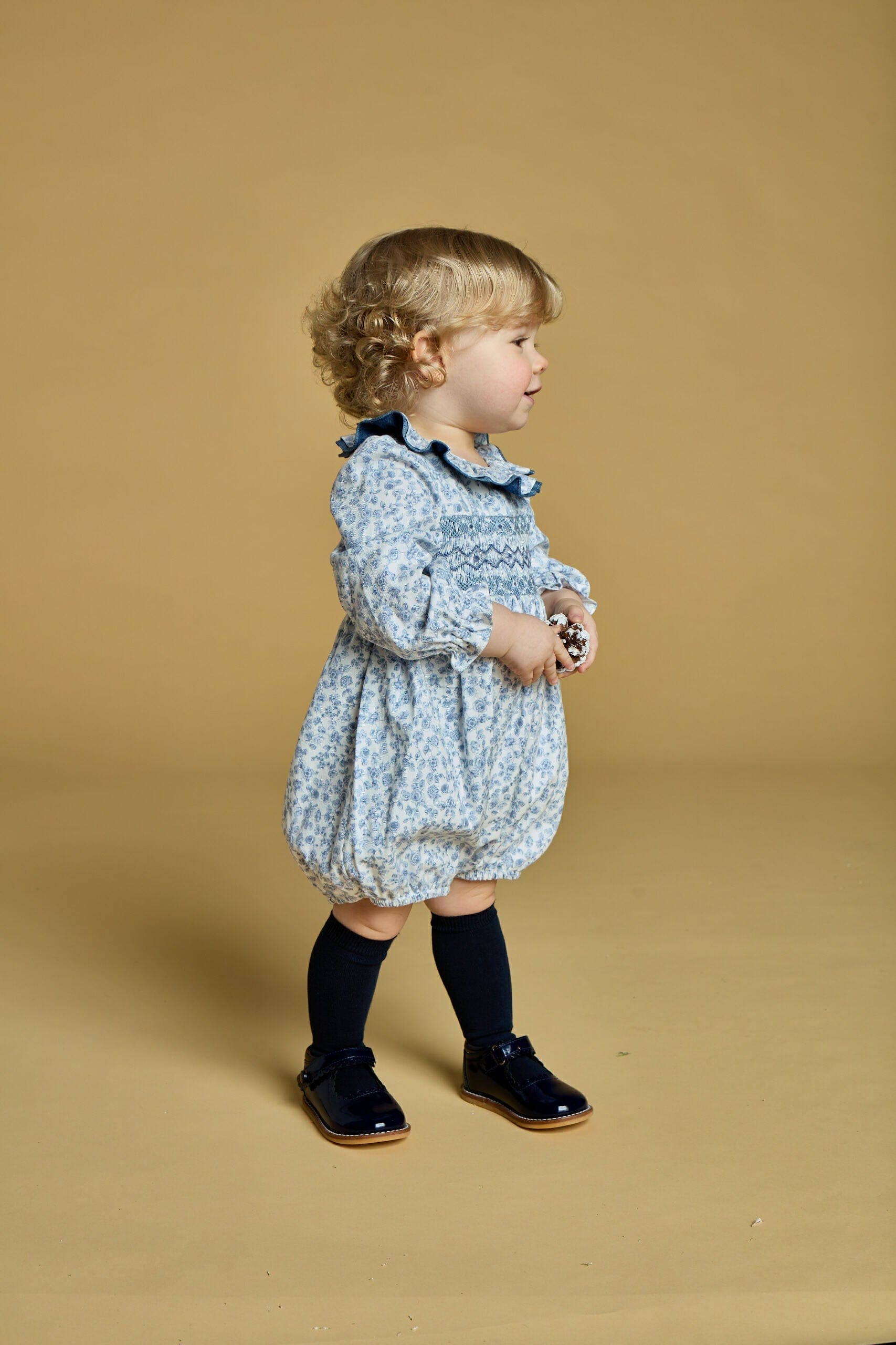 Kidiwi handmade - Venta al por mayor Peto - Bebés - Anthéa, pelele con smock, estampado Blue garden1