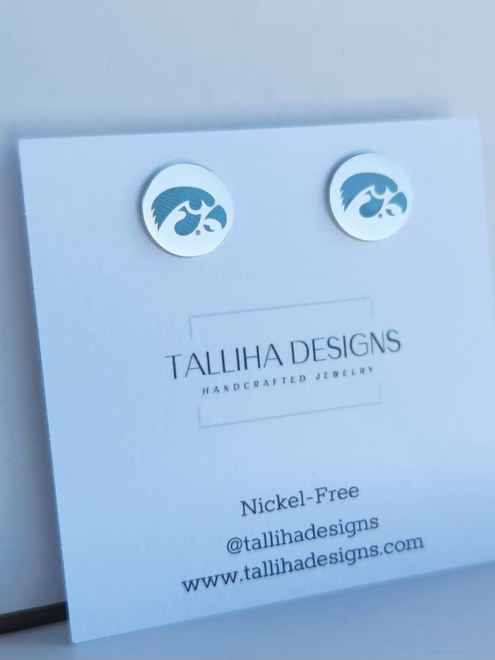Pendientes grabados de acero inoxidable Hawkeye de la Universidad de Iowa para venta al por mayor de Talliha Designs