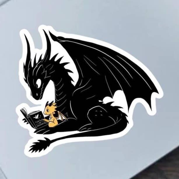 Autocollant en vinyle 2,5" Tairn apprend à Andarna à lire Fourth Wing pour la vente par Fable and Flame Co.