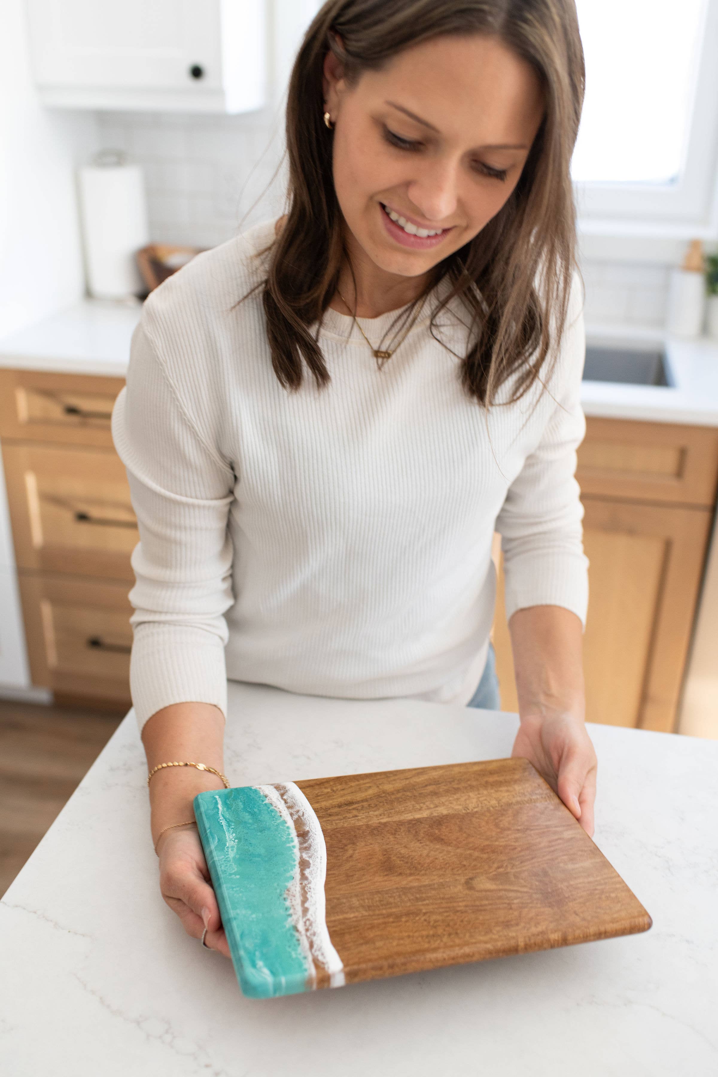 Lynn & Liana Designs - Venta al por mayor Tablas de quesos - Tabla de quesos y charcutería Wood Resin Date Night sin tarifas adicionales2