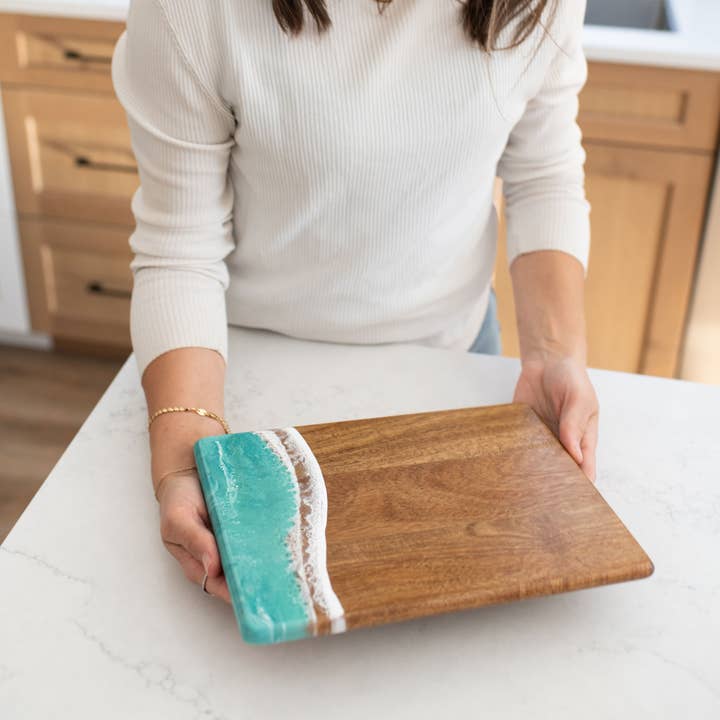 Lynn & Liana Designs - Venta al por mayor Tablas de quesos - Tabla de quesos y charcutería Wood Resin Date Night sin tarifas adicionales2