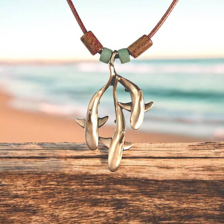 Grå Revhajer Trio Halskæde – Kystlinje Kollektion – Bronze for engroshandel hos Big Blue by Roland St John