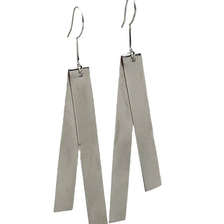 Boucle d'oreille longue à crochet et plaque en V en argent plaqué 10 µm pour la vente par Gloria Mago