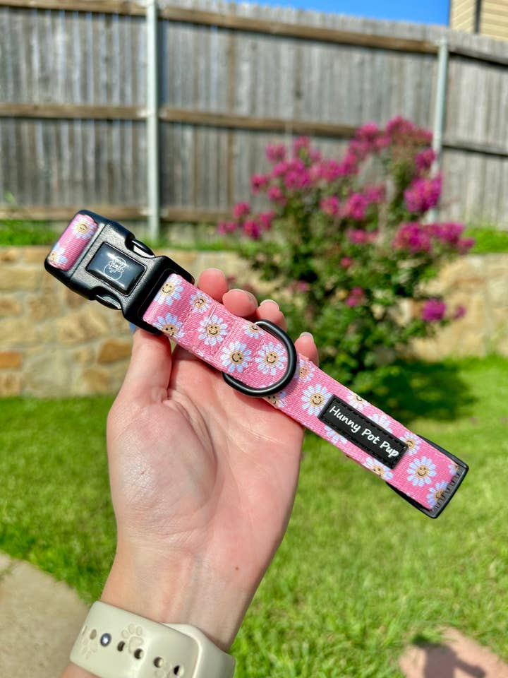 Collier Smiley Daisy pour la vente par Hunny Pot Pup LLC