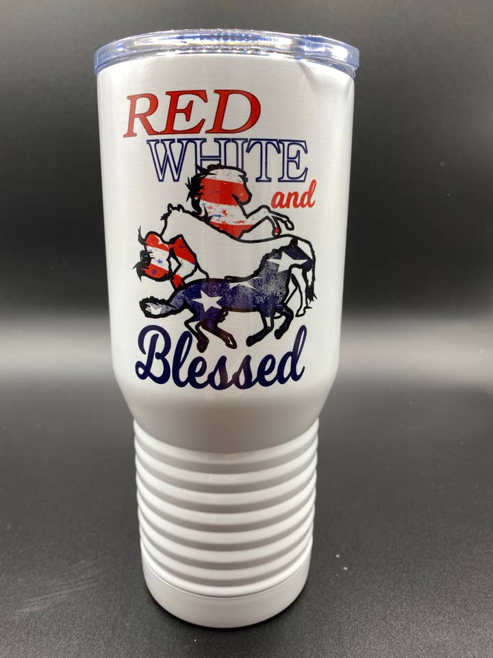 Chevaux rouges, blancs et bénis - Thermos à café pour la vente par Dye and Burn Studios