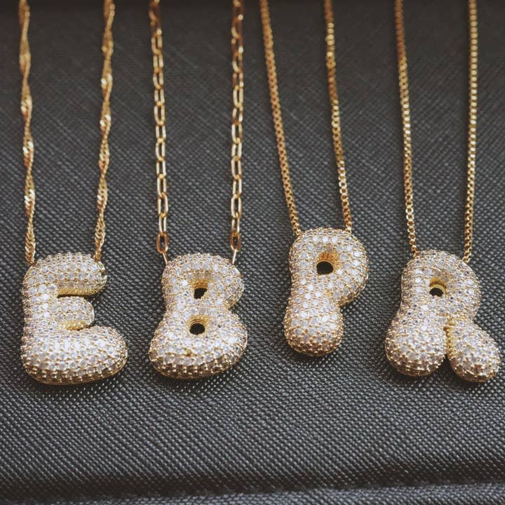 AnimiraJewels - Collana con Iniziale Bombata Pavé per la vendita all'ingrosso da parte di Animira Jewels