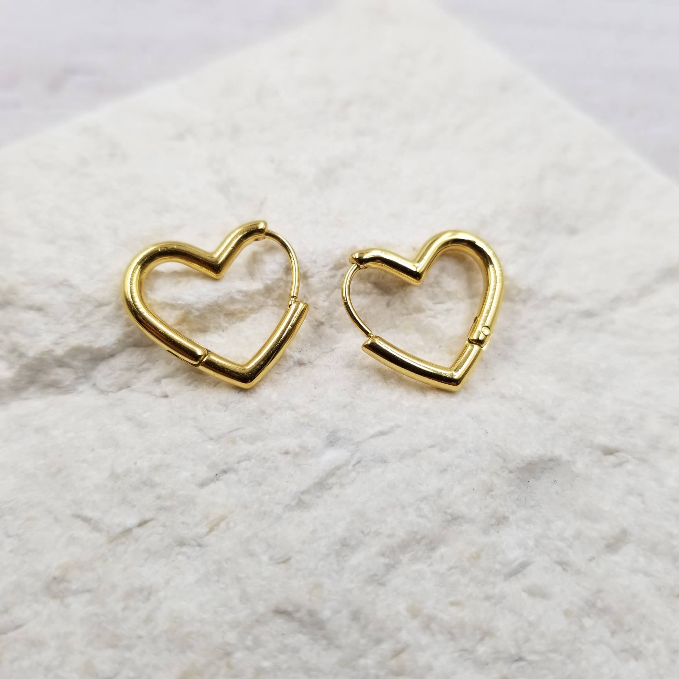 Treasure Wholesale - Wholesale Clip-On Earrings - Clip My Heart Earrings - 18K