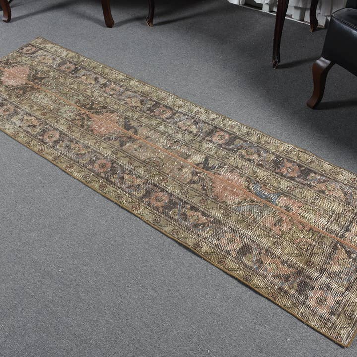 Türkischer Teppich 2,1 x 7,1 ft (64 x 216 cm), brauner orientalischer Vintage-Teppich für den Großhandel von Vintage Rugs Loom