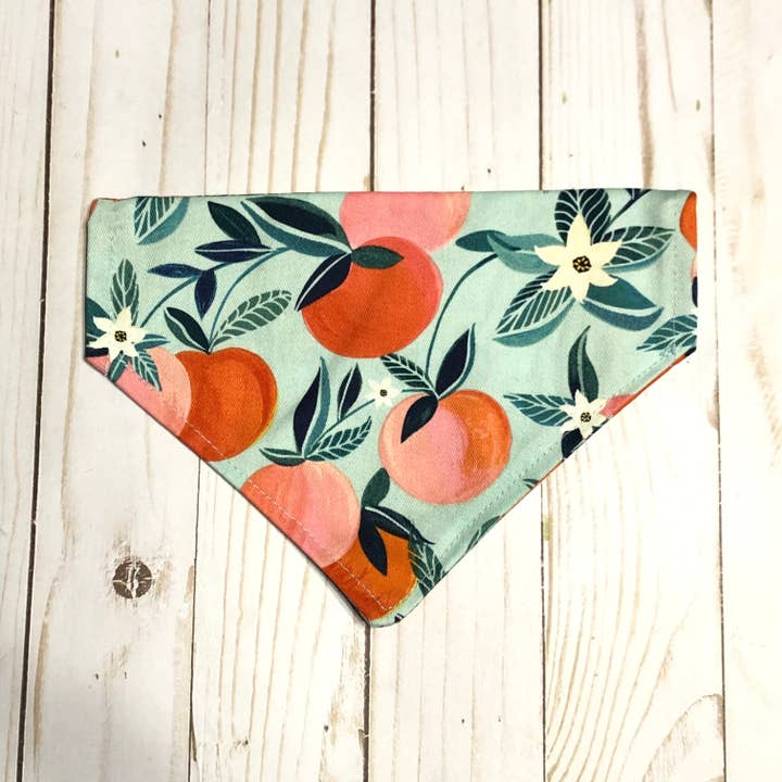 Bandana pour animaux de compagnie en tissu imprimé Oranges & Peaches pour la vente par MDStickerShop