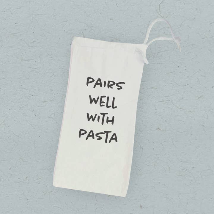 S'accorde bien avec les pâtes - Sac à vin en toile pour la vente par Boheme Bliss