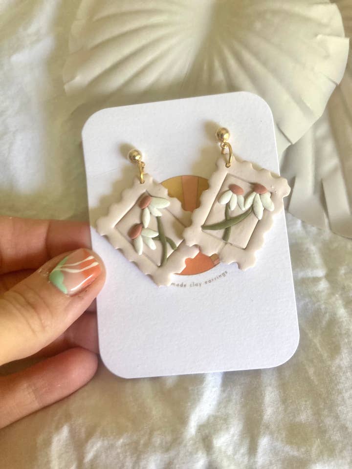 Pendiente de arcilla Retro Daisy Stamp para venta al por mayor de Terra Made