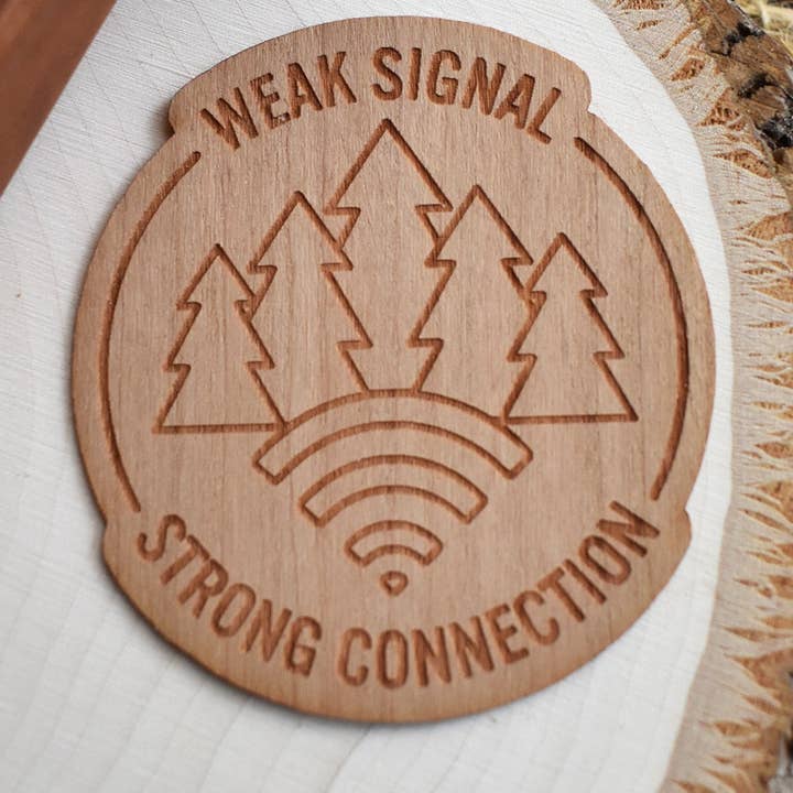 Autocollant en bois Weak Signal Strong Connection pour la vente par Wild North Co
