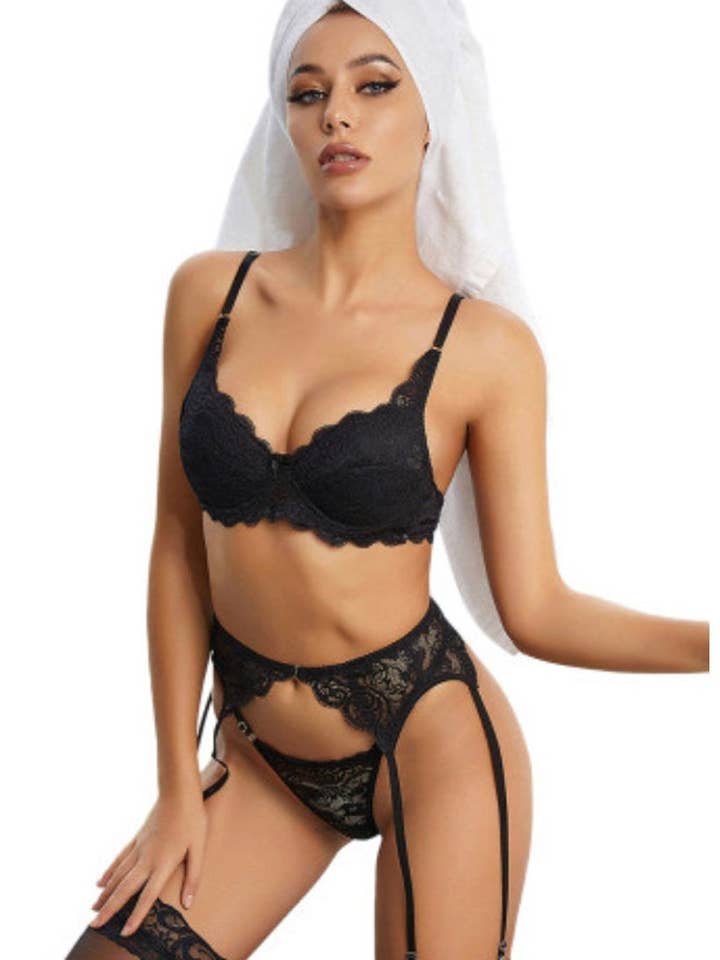 La Belle Fantastique Set di biancheria intima con bralette in pizzo floreale con reggicalze per la vendita all'ingrosso da parte di La Belle Fantastique