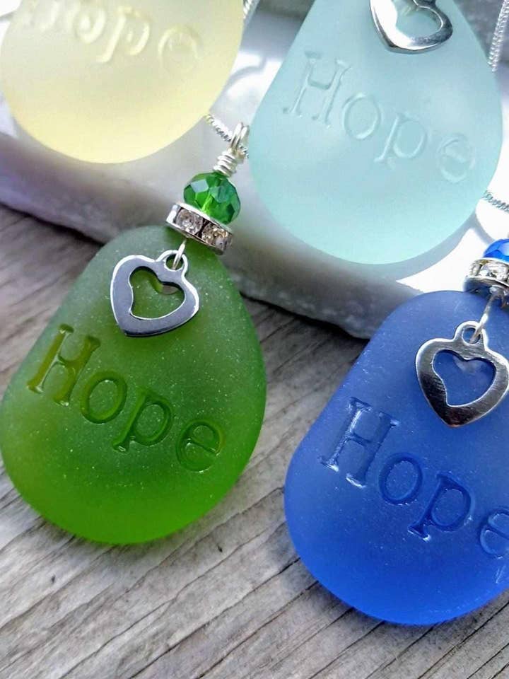 HOPE Meerglas-Halskette: Inspirierendes Geschenk aus Sterlingsilber für den Großhandel von Bad Apple Designs
