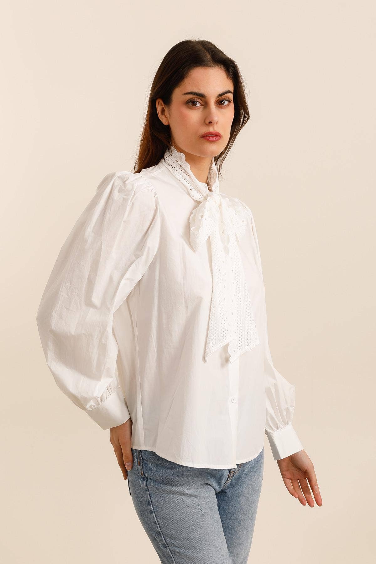 Vit 31950 BLOUSE MED LAVALLIEREKRAGE för wholesale på Faire3