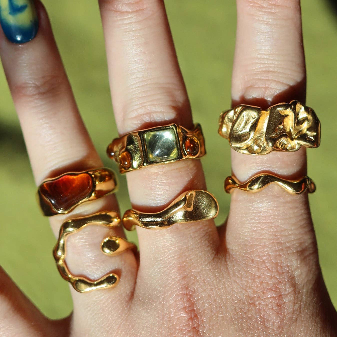 MeloMelo - Wholesale Ring met meerdere stenen - Riley brede cabochon hamerslag gouden ring met gekleurde glazen inzetstukken2