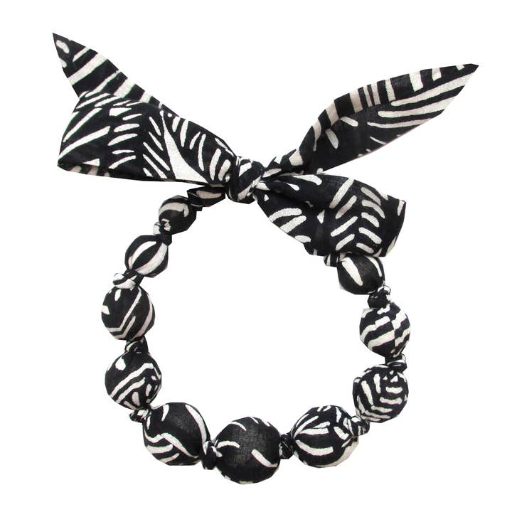 Collier en bois recouvert de tissu à rayures noires et blanches pour la vente par Sophie Catalou