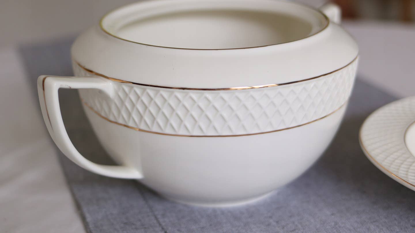 Wilmax Europe - Wholesale Serve Bowl - TUREEN WITH GOLD LINES 2800 ML WL-880102511/A4