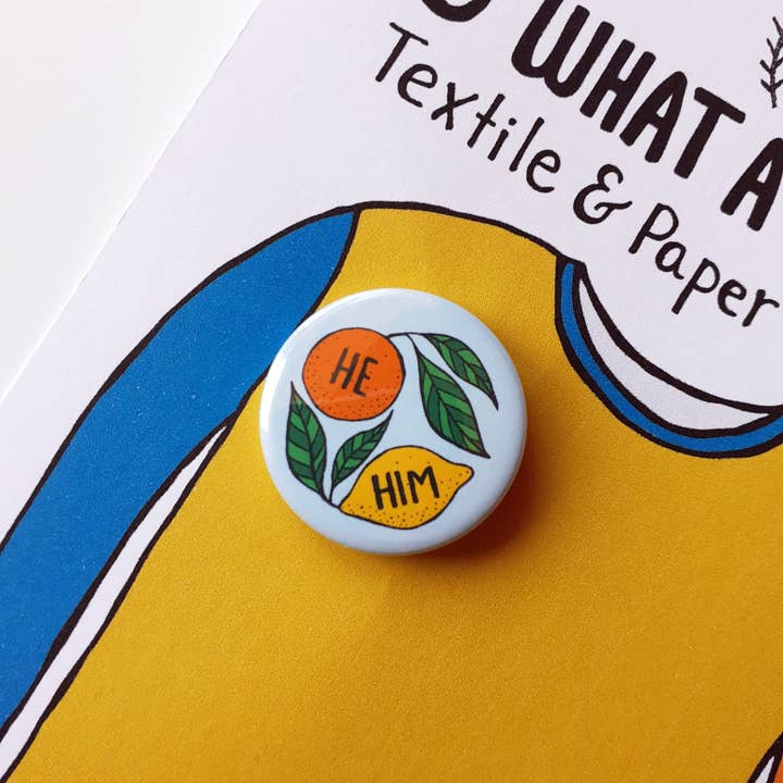 O What A Feeling | Textile & Paper Goods Co. – Großhandel Anstecker/Button – Mini-Anstecknadeln mit Zitruspronomen, 25 mm, auf niedlicher Displaykarte2