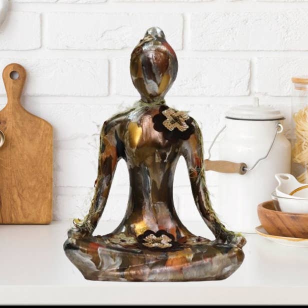 Handmålad yogastaty av dam med händerna på knäna för wholesale av Amazyng Decor