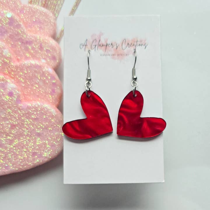 Boucles d'oreilles acryliques cœur perle marbre rouge de la Saint-Valentin pour la vente par A Glamper's Creations LLC