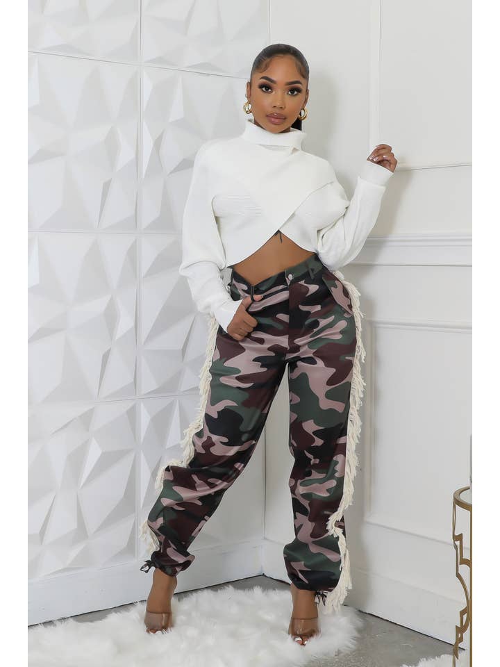 SCHUTKLEUR CAMOUFLAGE JOGGINGBROEK MET FRANJES AAN DE ZIJKANT voor groothandel op Faire