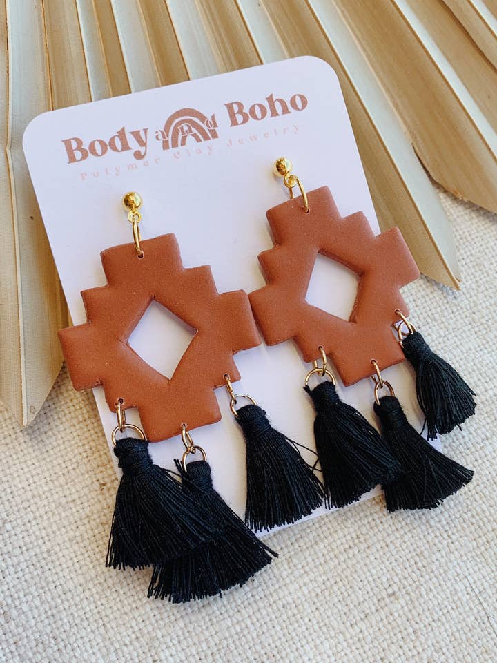 Aztec Polymer ler kvast øreringe for engroshandel hos Body & Boho