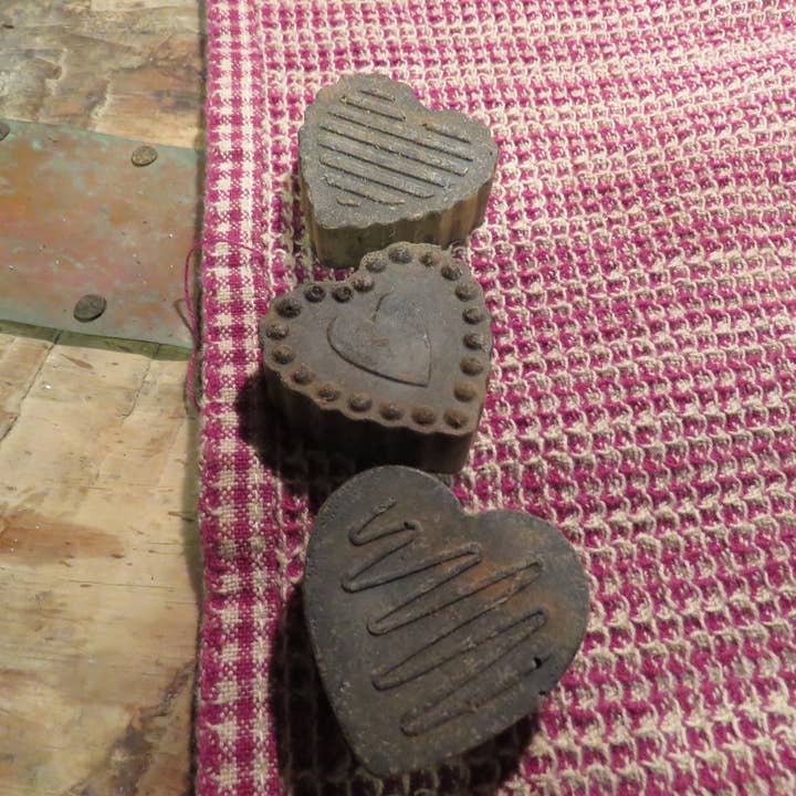 The Cranberry Cornstalk Co. - Wholesale Decorative Plate/Dish/Bowl - Blackened Bees Wax Primitive Heart Bowl fillers5