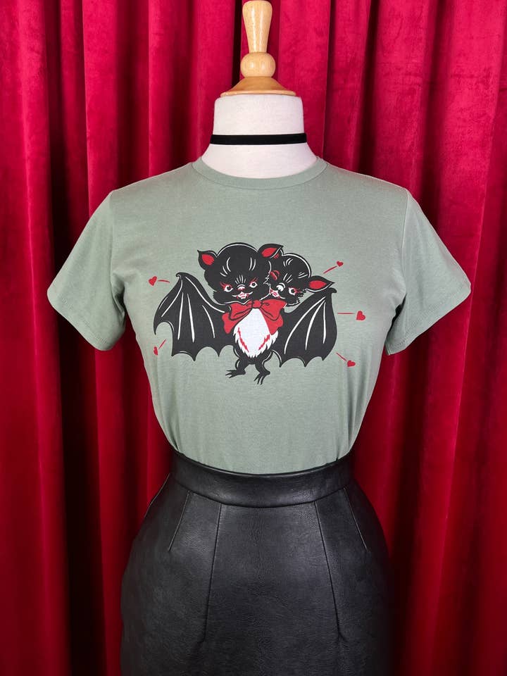 T-shirt Bat Amour de Cintura Alta em Verde Sálvia por atacado de Mischief Made