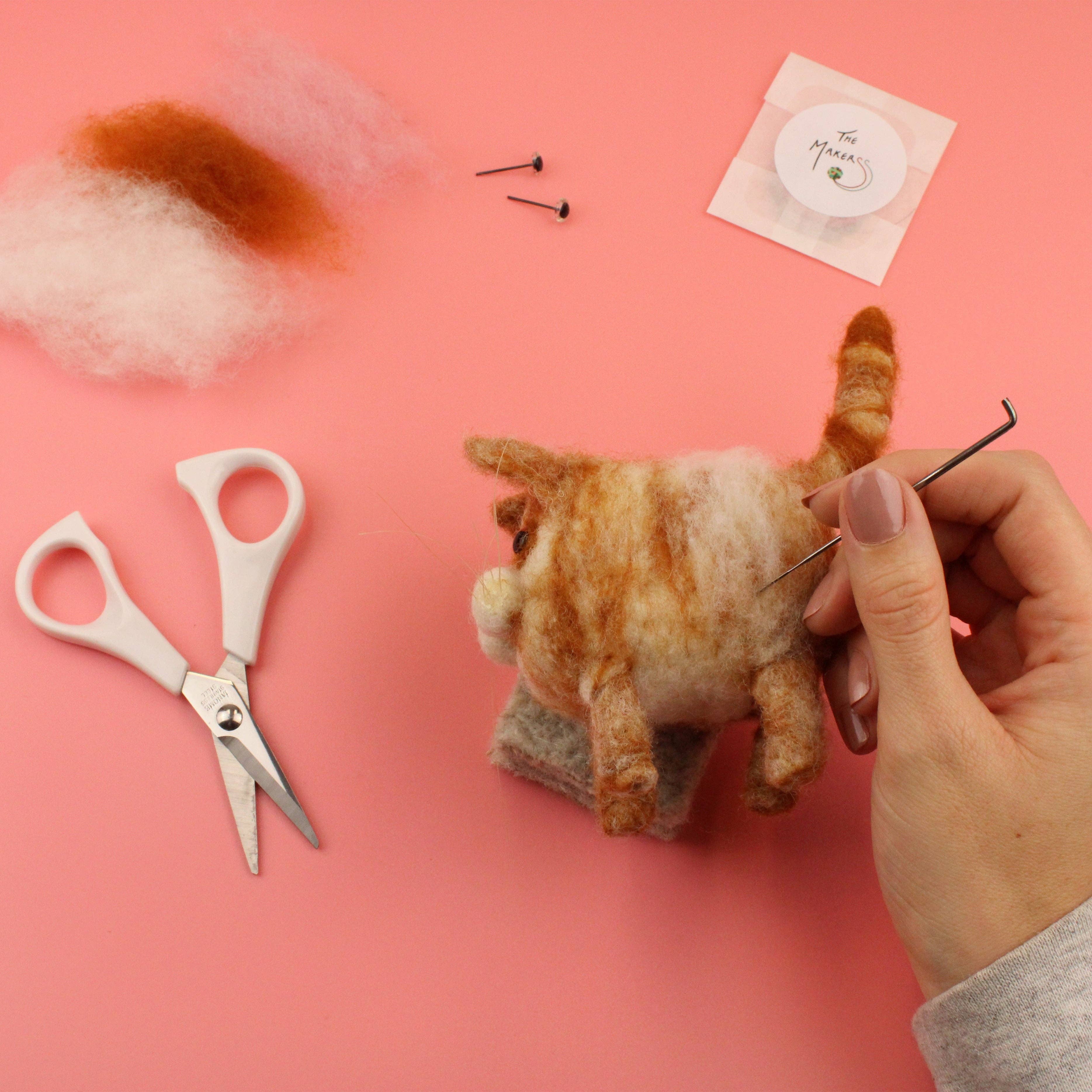 The Makerss - Vendita all'ingrosso Kit da cucito creativo - Kit Piccolo di Decorazione Gatto in Feltro ad Ago1