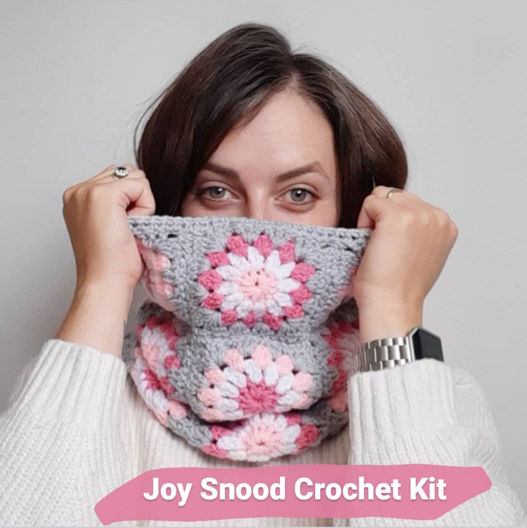 The Pigeon's Nest – Artigos de tricô/crochê por atacado – Kit de Croché Joy Cowl | Presente DIY de Cachecol Rosa para Iniciantes