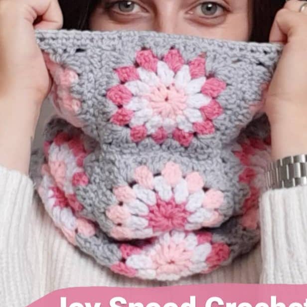 The Pigeon's Nest – Artigos de tricô/crochê por atacado – Kit de Croché Joy Cowl | Presente DIY de Cachecol Rosa para Iniciantes0