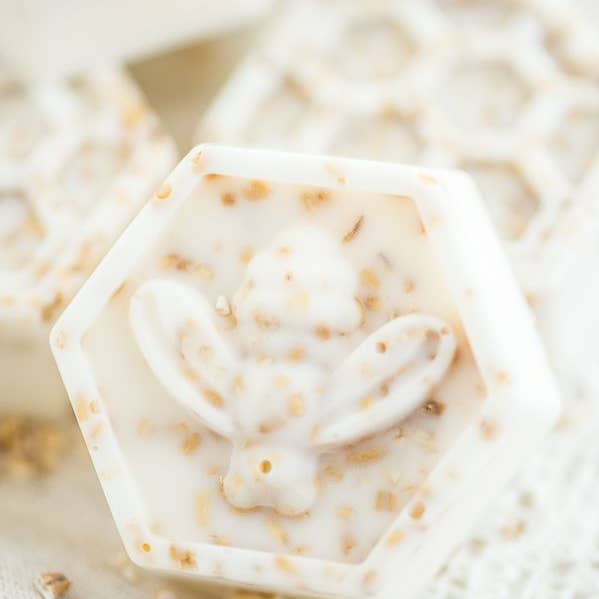 Savon au miel d'avoine en nid d'abeille pour la vente par The Boozy Bookworm Handcrafted Gifts