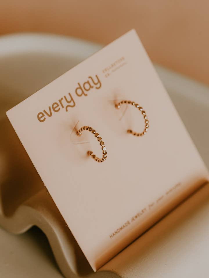 Konfetti Hoops för wholesale av Every Day Collective Co.